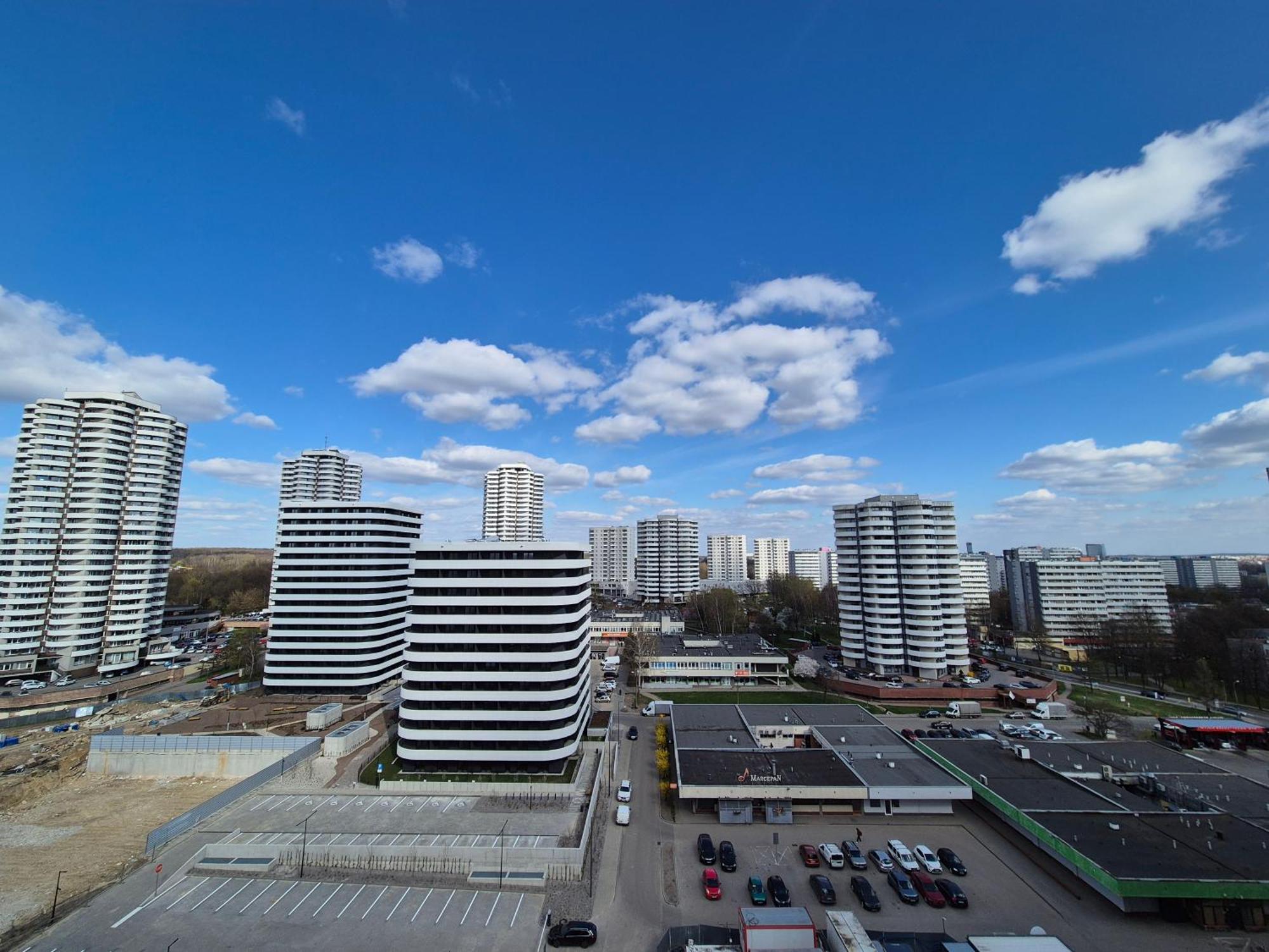Apartament Wsrod 1000Cy Swiatel - Z Parkingiem W Hali Garazowej- Duzy Balkon Z Lezakami - Piekny Widok Noca Na Panorame Tysiaclecia Katowice Exterior photo