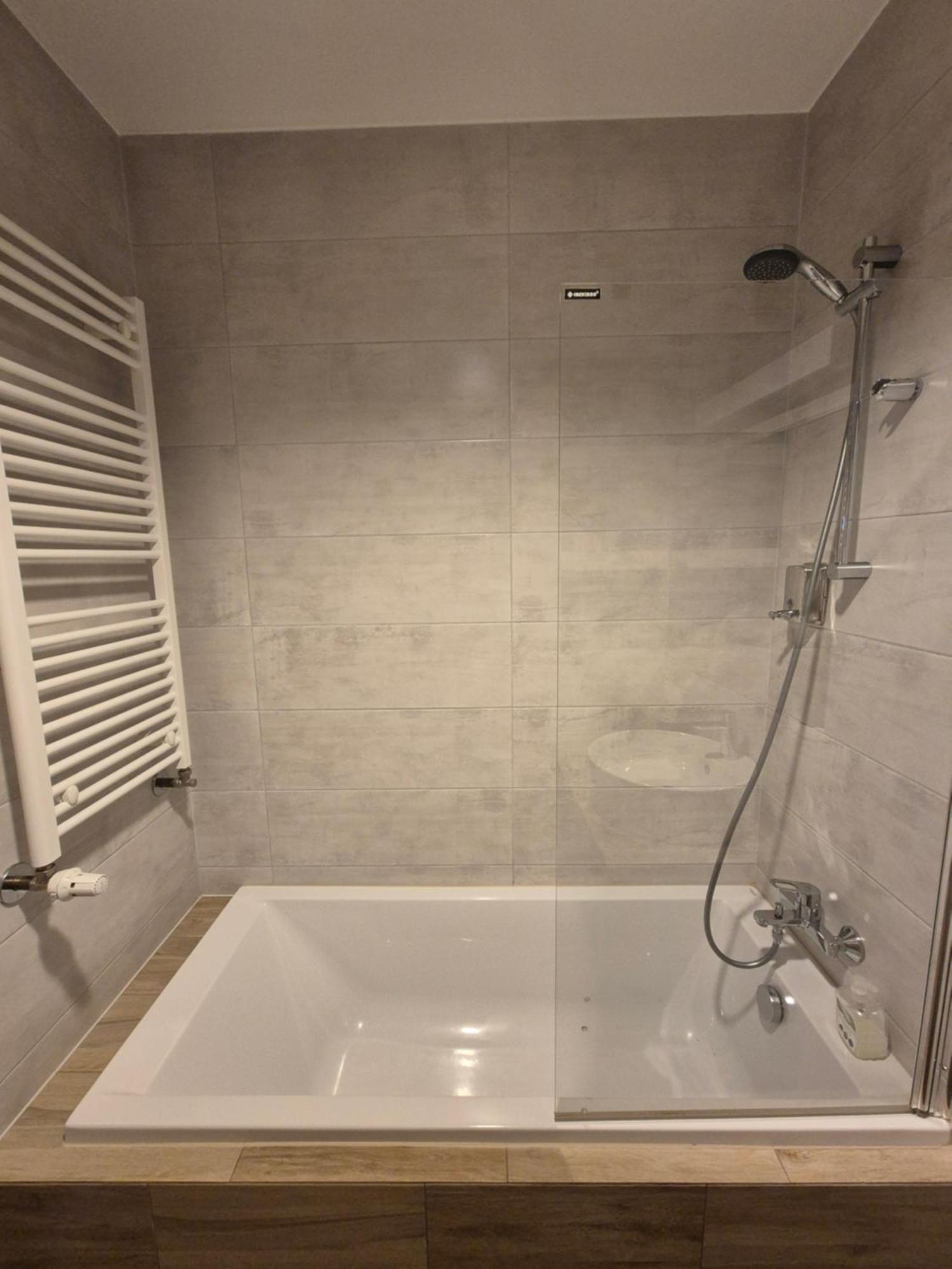 Apartament Wsrod 1000Cy Swiatel - Z Parkingiem W Hali Garazowej- Duzy Balkon Z Lezakami - Piekny Widok Noca Na Panorame Tysiaclecia Katowice Exterior photo