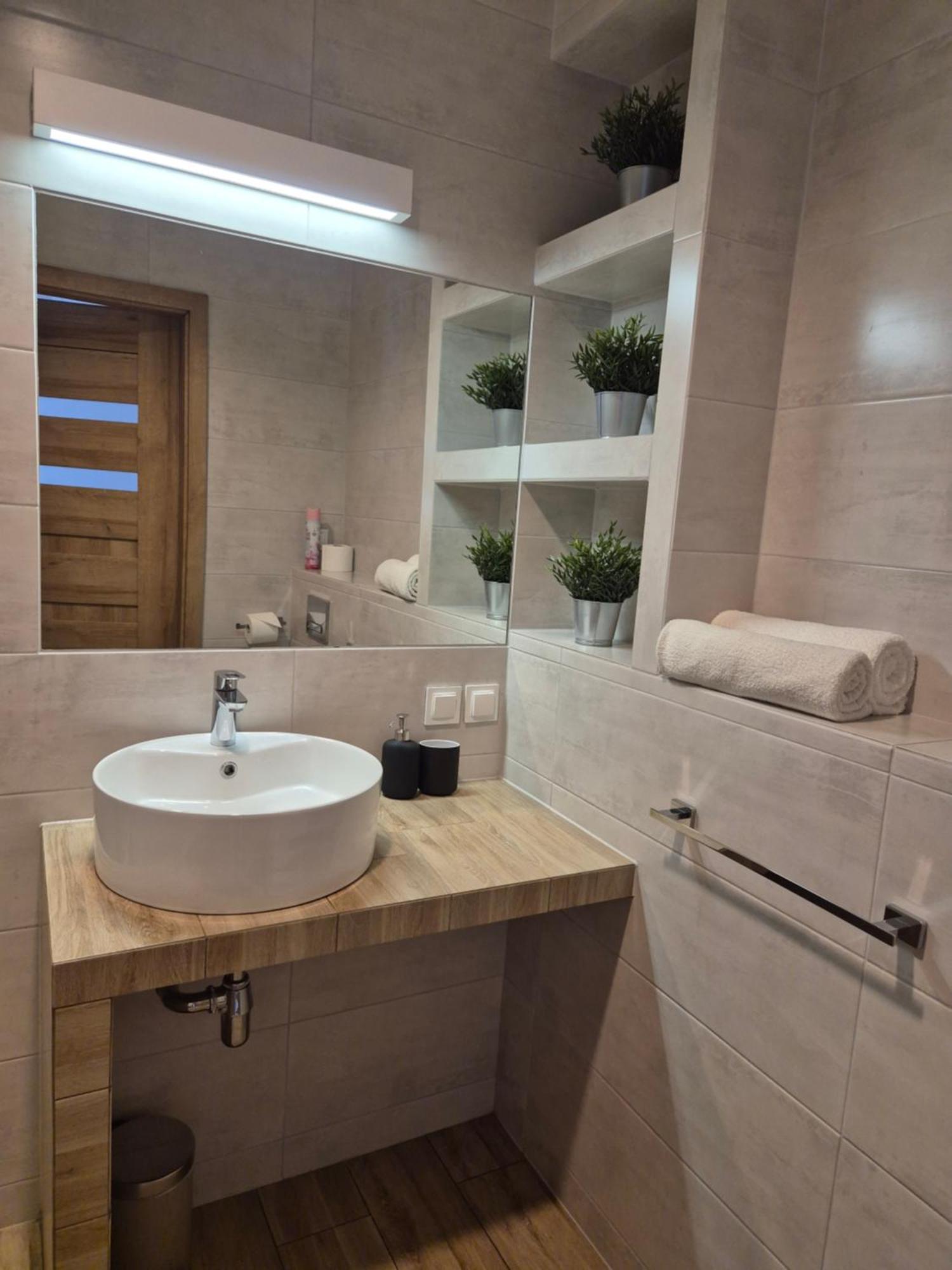 Apartament Wsrod 1000Cy Swiatel - Z Parkingiem W Hali Garazowej- Duzy Balkon Z Lezakami - Piekny Widok Noca Na Panorame Tysiaclecia Katowice Exterior photo